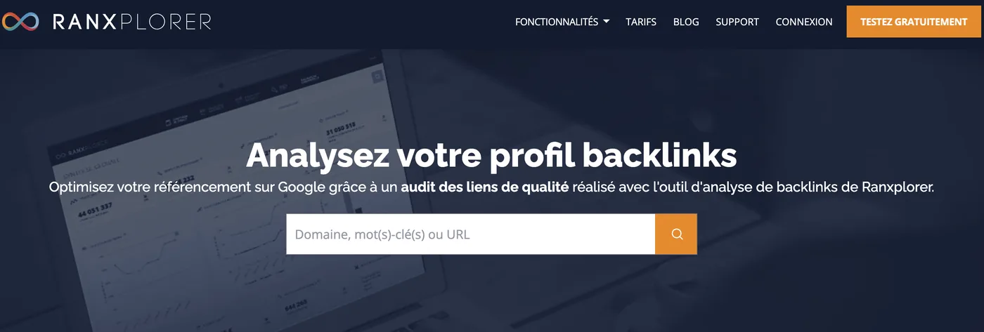Module d’analyse de backlinks de Ranxplorer : champ de recherche par domaine, mot-clé ou URL, sur fond sombre.